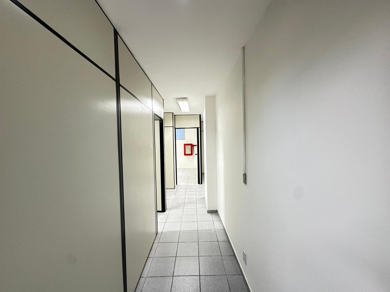 VENDO PRÉDIO COMERCIAL COM 550M², NA RUA PROFESSOR CLEMENTE FERREIRA. Junto ao calçadão de Bangu.