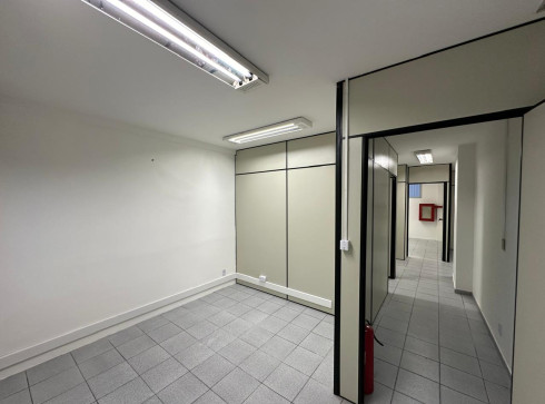 VENDO PRÉDIO COMERCIAL COM 550M², NA RUA PROFESSOR CLEMENTE FERREIRA. Junto ao calçadão de Bangu.