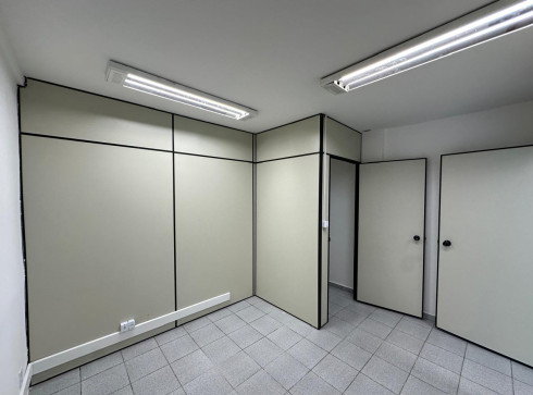 VENDO PRÉDIO COMERCIAL COM 550M², NA RUA PROFESSOR CLEMENTE FERREIRA. Junto ao calçadão de Bangu.