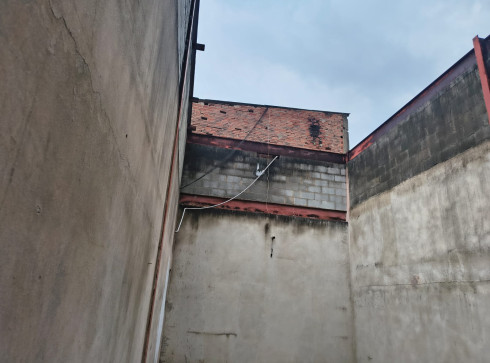 GALPÃO — 244m² ÁREA COBERTA - 40m² ÁREA Descoberta.