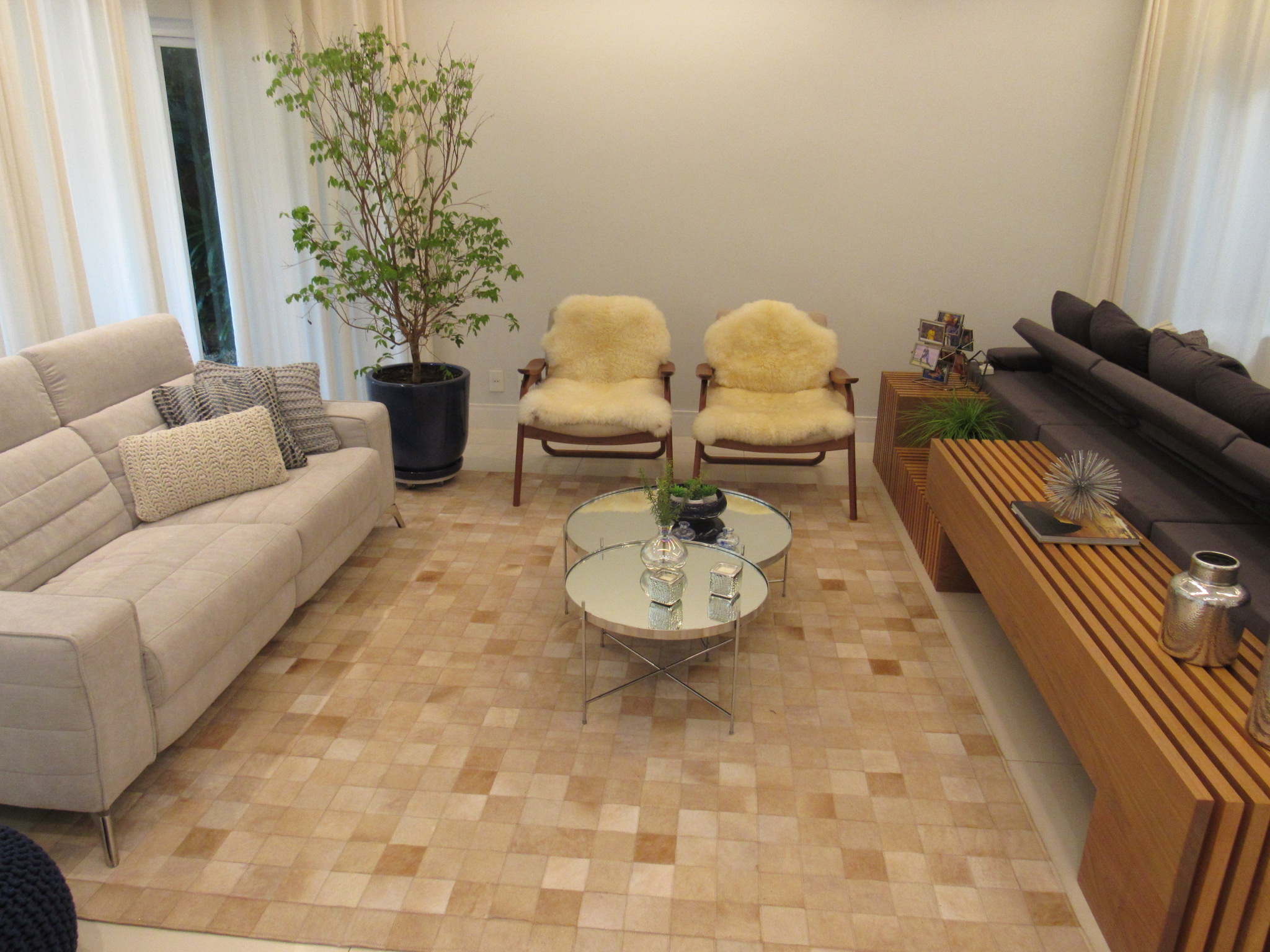 Vendo casa tríplex, MOBILIADA, no Condomínio Pedras Douradas.