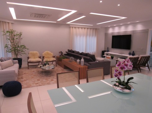 Vendo casa tríplex, MOBILIADA, no Condomínio Pedras Douradas.