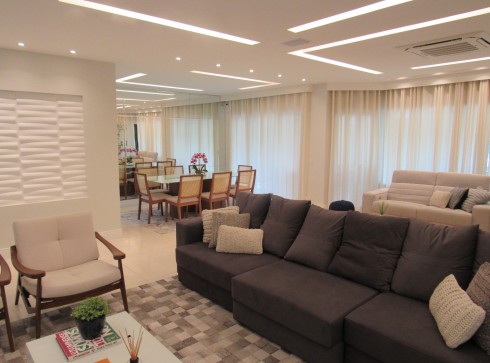 Vendo casa tríplex, MOBILIADA, no Condomínio Pedras Douradas.